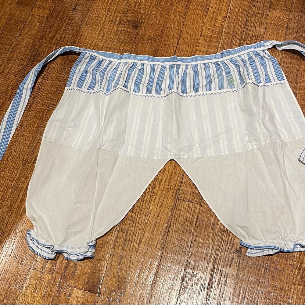Vintage bloomer style apron with front pocket